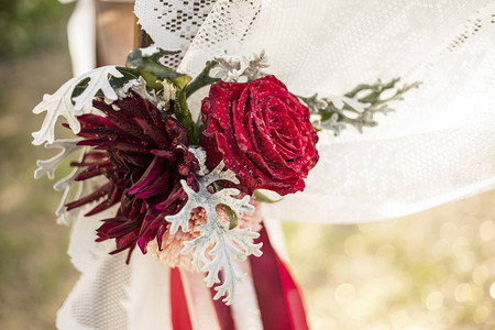 婚礼拱门上的红玫瑰婚礼花卉装饰图片