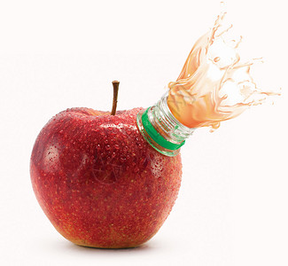 红色苹果有瓶子颈和果汁喷洒图片