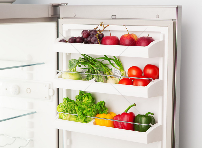 打开装满新鲜水果和蔬菜的冰箱图片