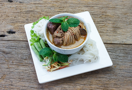 泰国食物米饭和咖喱鸡肉酱及蔬菜图片