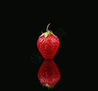 黑色背景中的草莓图片