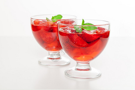 草莓果冻甜点图片