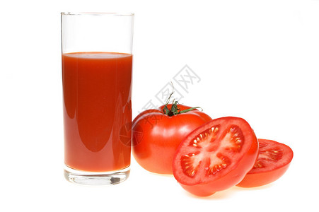 孤立的玻璃杯中的番茄和果汁图片