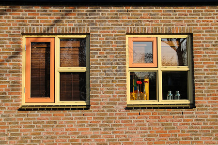 传统风格的荷兰房屋窗户装饰花图片