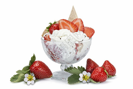 草莓和鲜奶油杯在白色图片