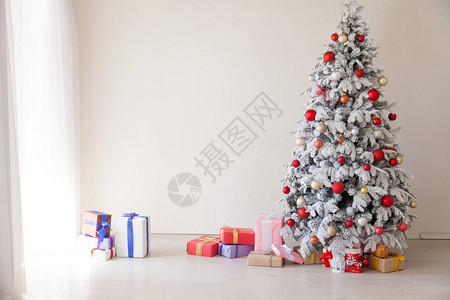 房间装饰白色圣诞树图片