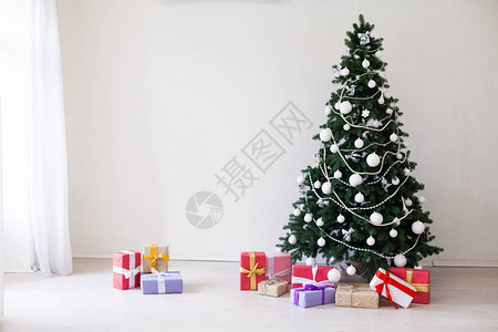 圣诞节树和圣诞礼物在白图片