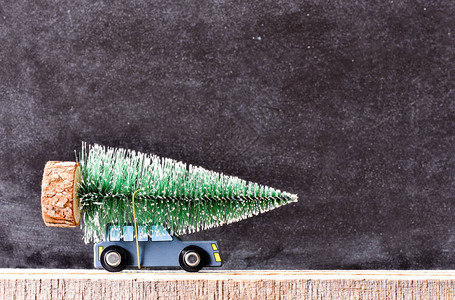 有圣诞树的汽车背景图片