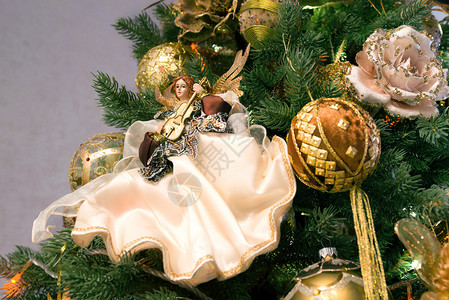 圣诞树上的新年装饰图片
