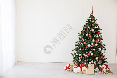 白色房间里有红色礼物的圣诞树圣诞节2图片