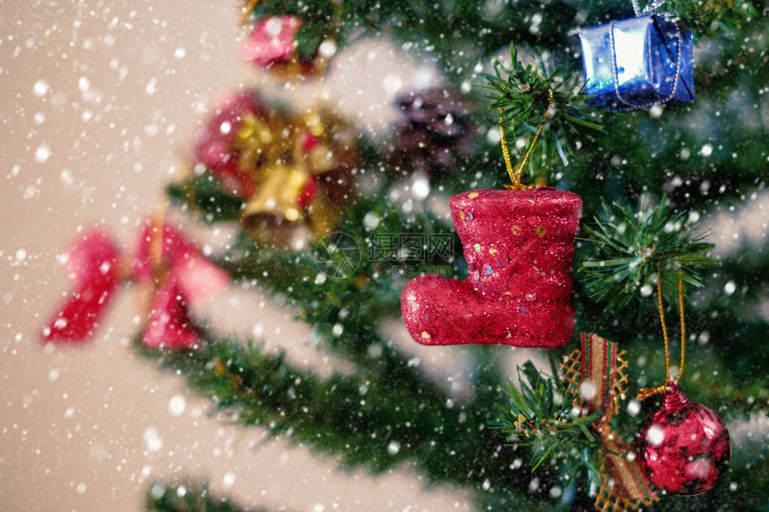 挂在树上并加上雪效应和彩色过滤器的圣诞红亭和装图片