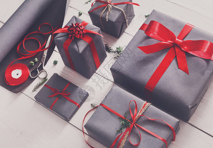 礼品包装背景顶视图包装现代圣诞礼物许多礼品盒采用时尚的现代灰纸制成图片