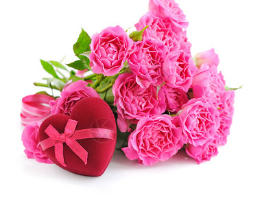 白色背景粉红玫瑰心形礼盒图片