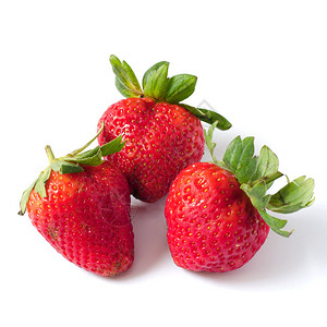 三个草莓与白色背景上的叶子图片
