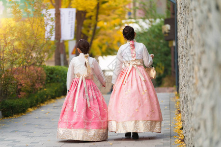 在韩国首尔Jeongdonggil散步的亚裔朝鲜妇女穿着传统服饰着汉博克H背景图片