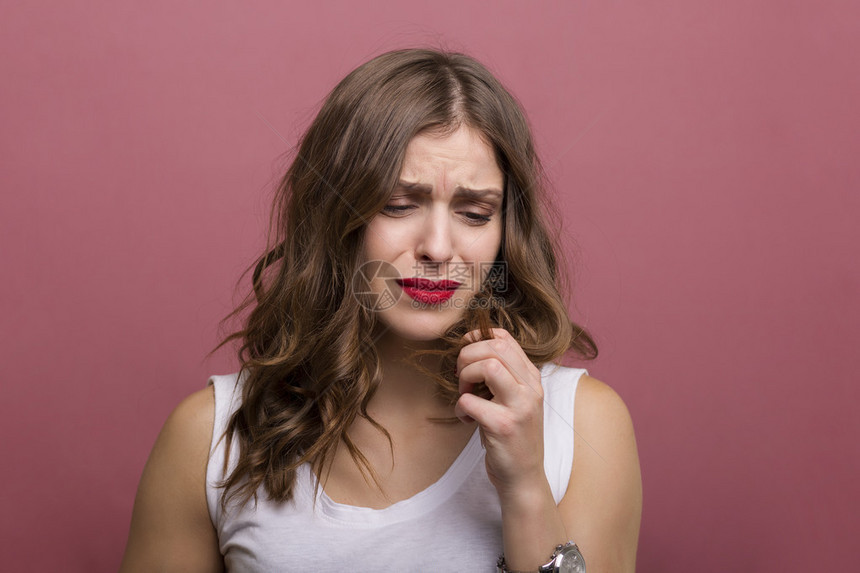 漂亮的女人用卷心铁图片