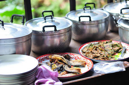 午餐的各种泰国食物图片