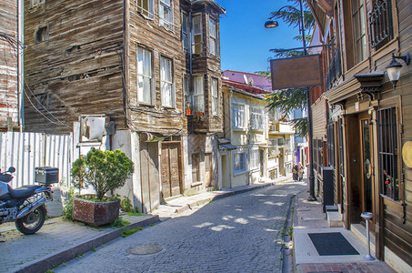 伊斯坦布尔街上有旧的木屋和人行道图片