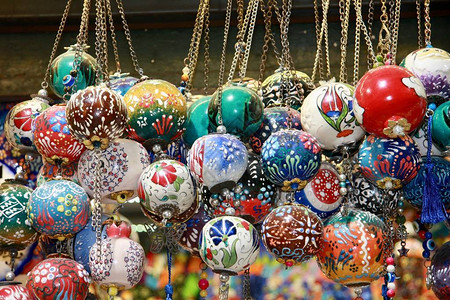 来自土耳其伊斯坦布尔大集市的装饰球和传图片