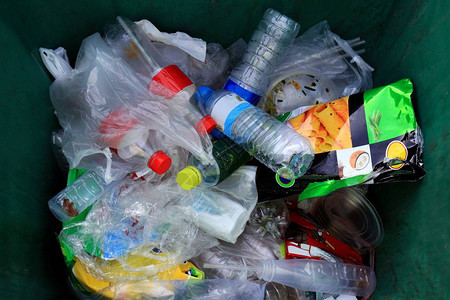 顶视图垃圾箱垃圾多堆废塑料袋和瓶背景图片