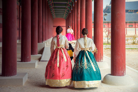 韩服或韩国的韩国女士在韩国首尔市首尔的一座古镇图片