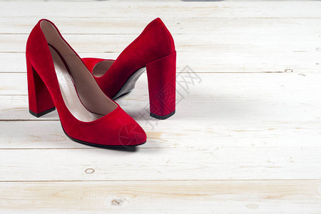穿着高跟鞋的红女鞋在白木图片