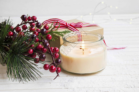 带有香烛燃烧和杉树枝装饰的节日圣诞环境背景图片