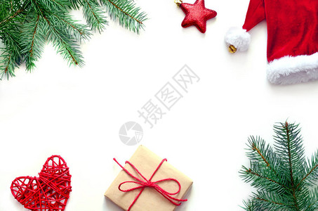 圣诞礼物星圣诞帽和冷杉树枝图片