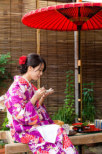 穿传统日本服装的亚洲女人图片