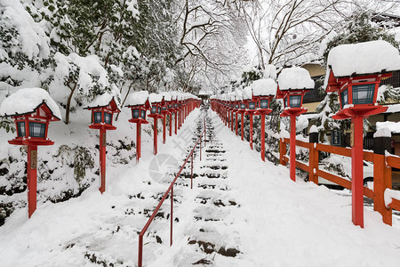 日本京都县Kifune神庙的石楼梯和传统灯杆背景图片