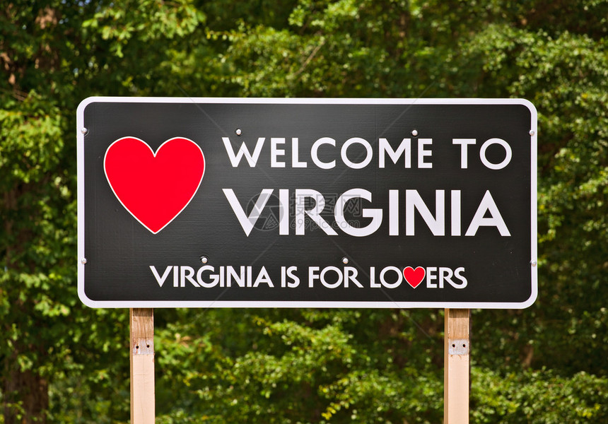 弗吉尼亚州为爱人州本部和欢迎标志在树丛包图片