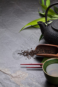 亚洲茶碗和茶壶在石桌上方使用图片