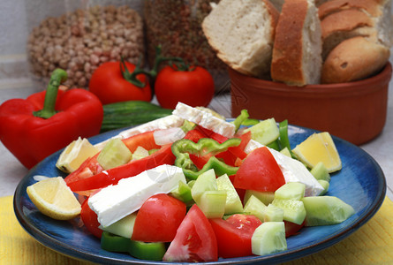 传统希腊沙拉配面包背景图片