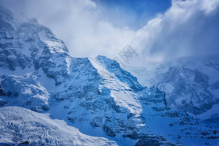 雪山沿铁路从因特拉肯到瑞士的鲁图片