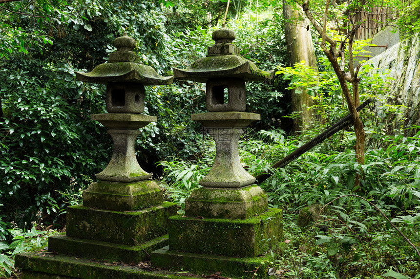 日本寺庙的石图片