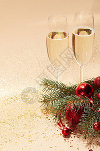 香槟杯红亮闪的圣诞球和桌背景图片