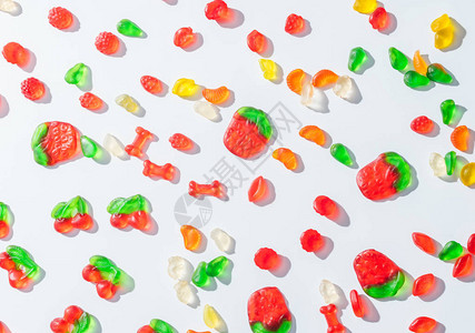 白色上美味分散的果冻糖果的高架视图图片