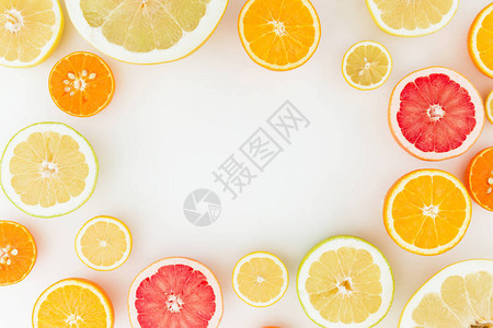 柠檬橙子葡萄油甜和白底的番茄水果平坦的躺图片