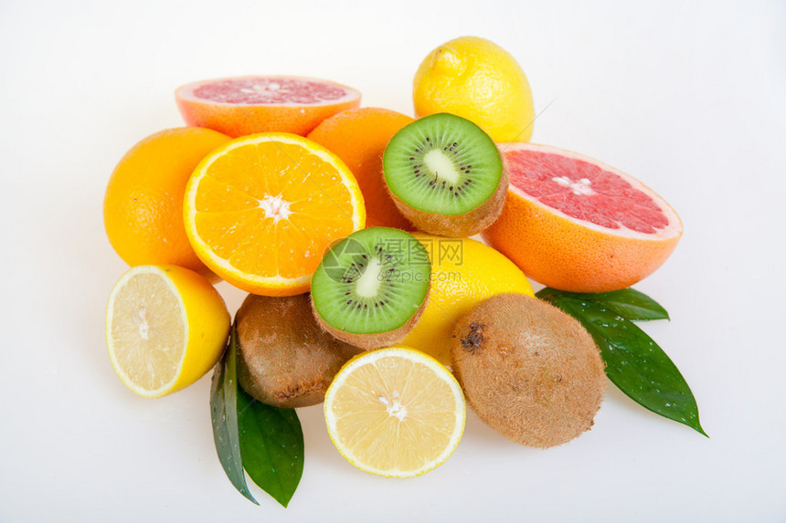 白色背景上的一组柑橘类水果图片