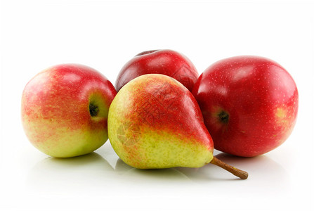 三颗红苹果和梨子在白背景图片
