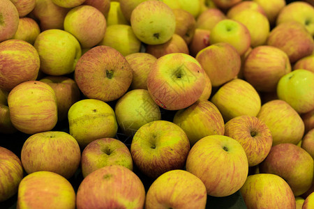 新鲜苹果背景在印尼巴厘岛当地有机农场市上的苹果亚图片
