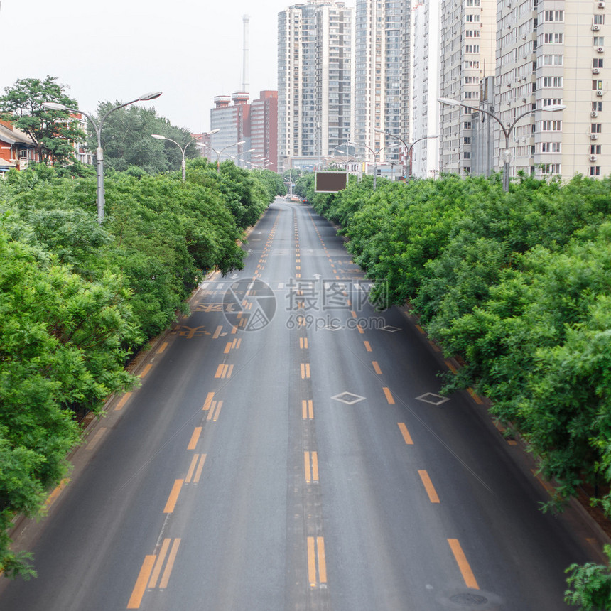 有标志的公路城市和树木背景上的图片