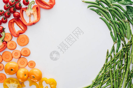 以白色背景隔离的健康新鲜蔬菜的顶部视图在图片