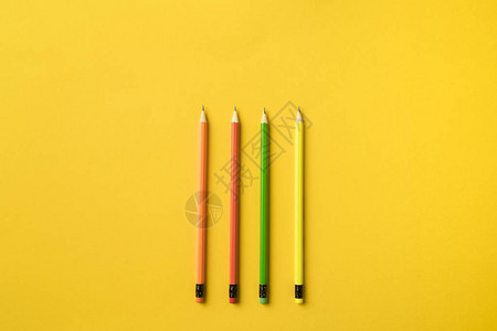 四色铅笔的顶部视图黄色上图片