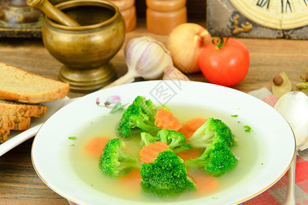Broccoli和胡萝卜汤健美康营养图片