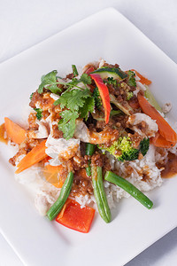 鸡肉炒蔬菜和米饭亚洲食品图片