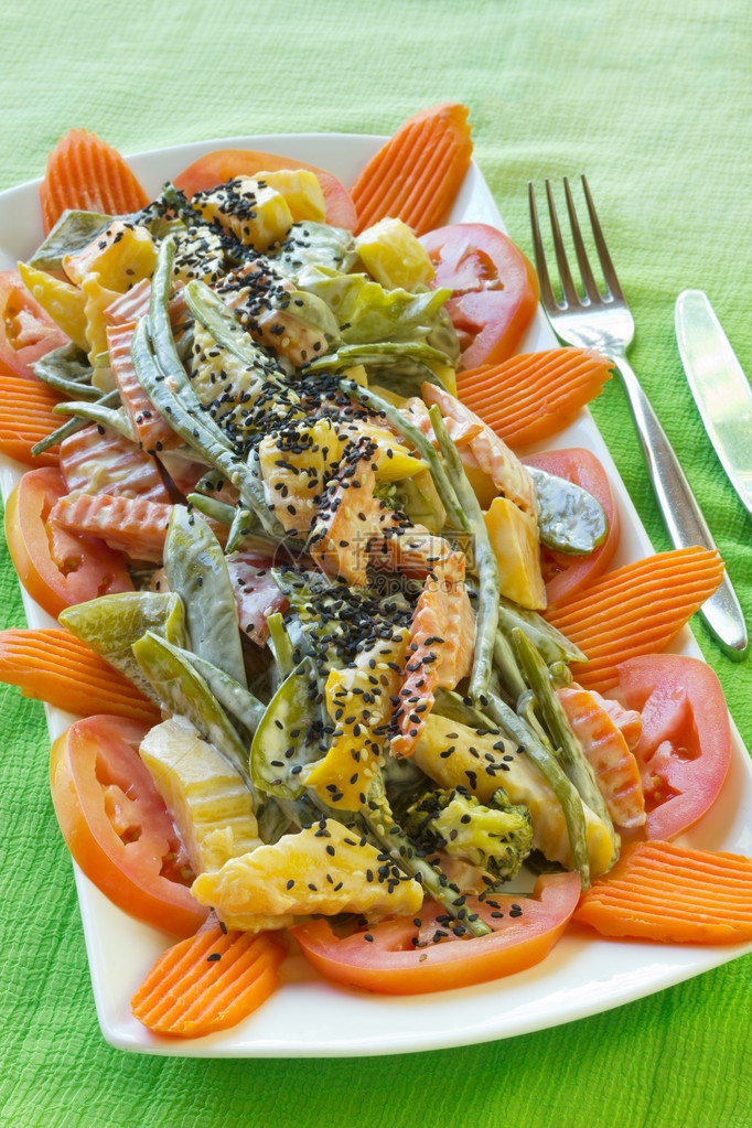 新鲜蔬菜沙拉用红萝卜青豆蕃茄豆图片