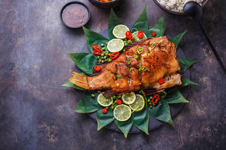 油炸全鱼配辣酱和椰子饭泰国菜图片