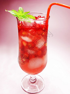一杯带野草莓的水果鸡尾酒冰沙图片