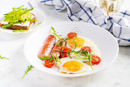 英语早餐炸鸡蛋香肠西红柿和黄背景图片